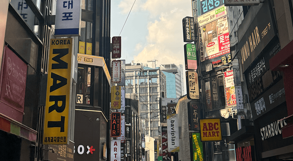 Calles de Myeongdong en Seúl con tiendas y puestos de comida callejera