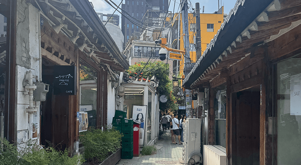 Calle tradicional de Insadong en Seúl con tiendas y restaurantes